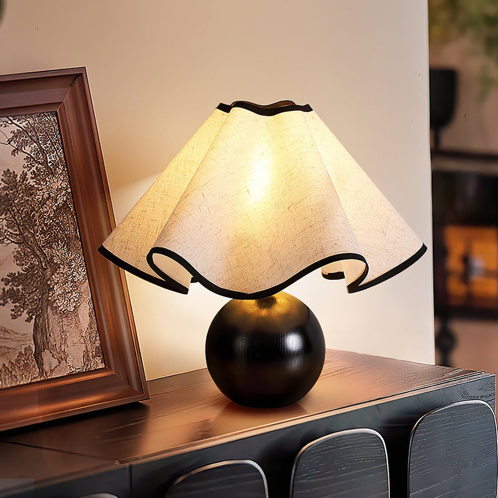 Lampada da tavolo Wavecrest con curva drappeggiata