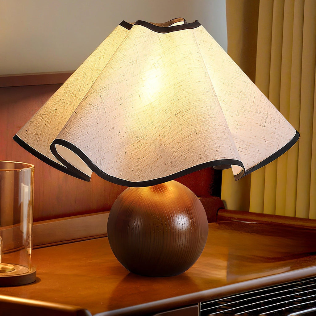 Lampada da tavolo Wavecrest con curva drappeggiata