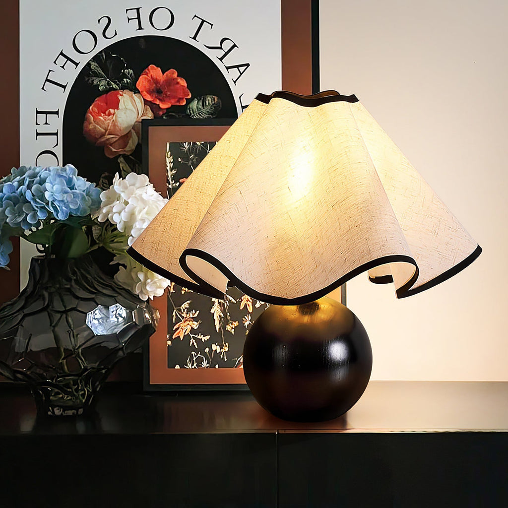 Lampada da tavolo Wavecrest con curva drappeggiata