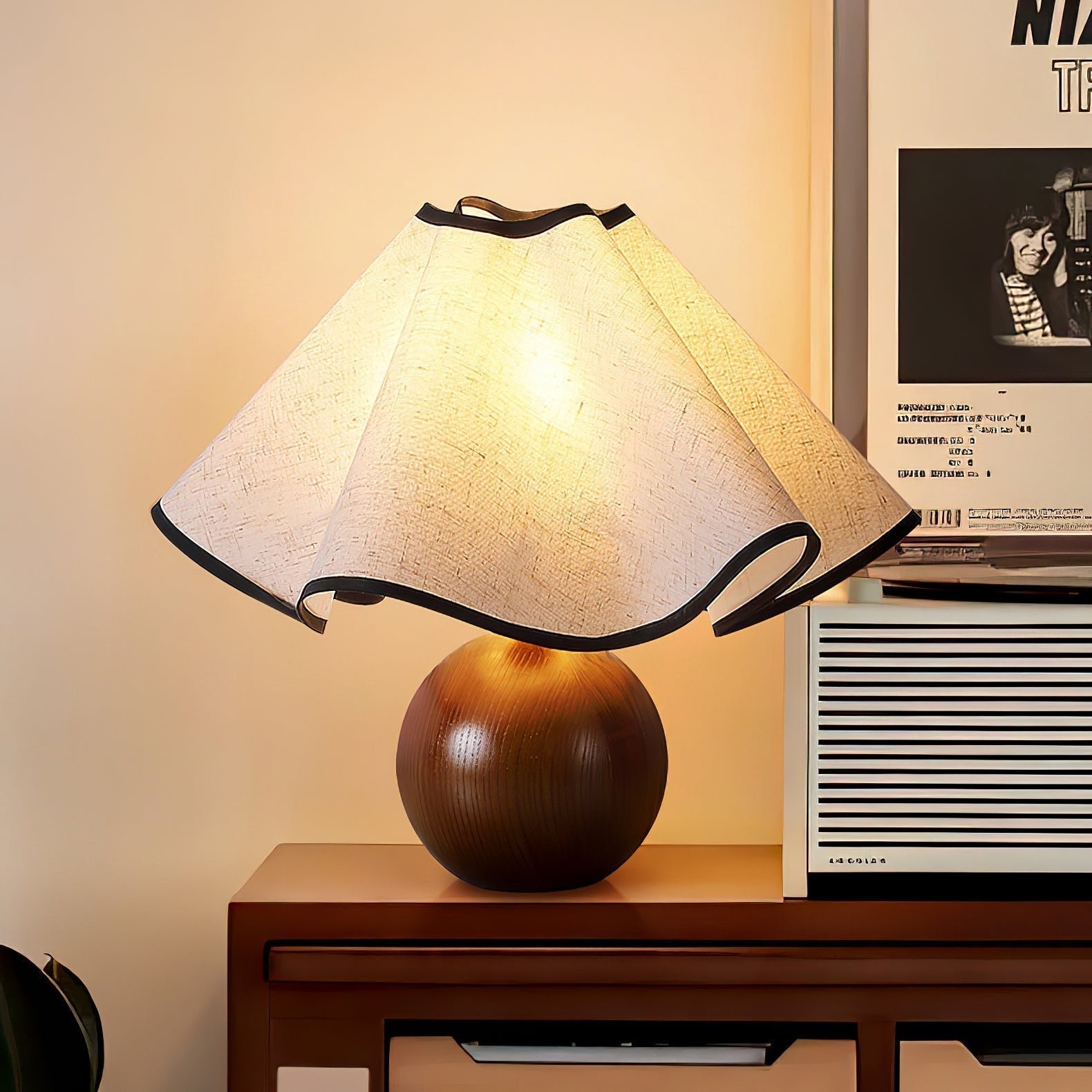Lampada da tavolo Wavecrest con curva drappeggiata