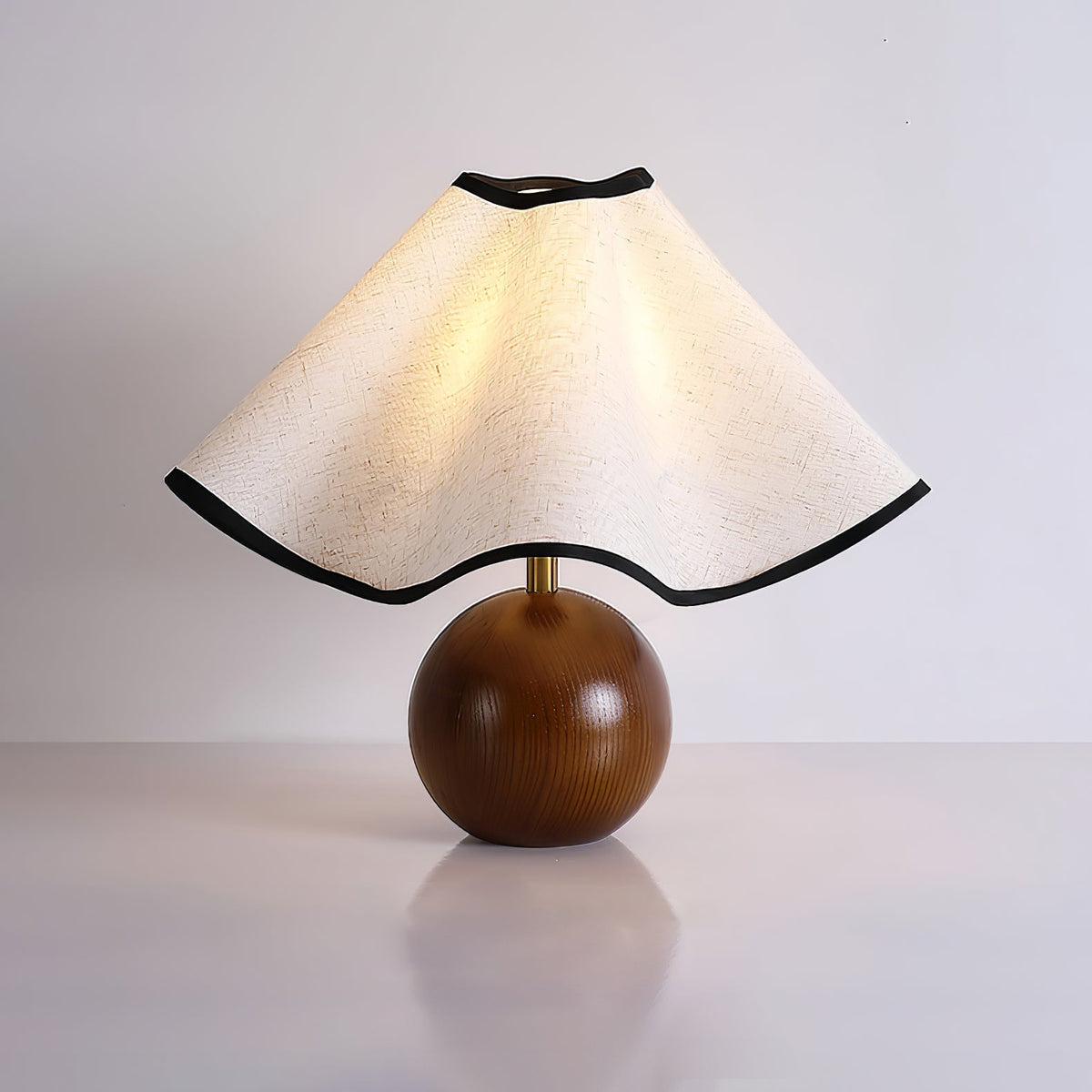 Lampada da tavolo Wavecrest con curva drappeggiata
