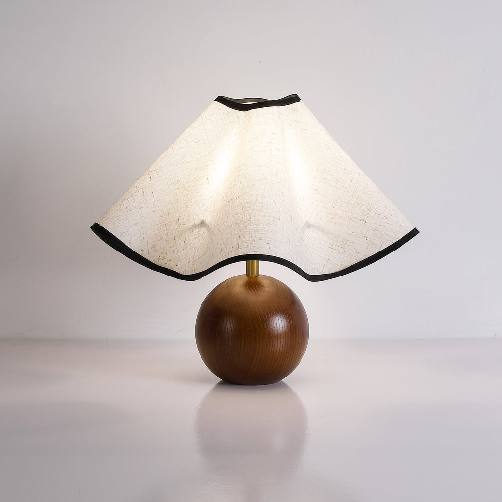Lampada da tavolo Wavecrest con curva drappeggiata