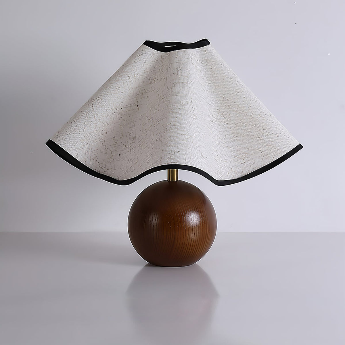 Lampada da tavolo Wavecrest con curva drappeggiata