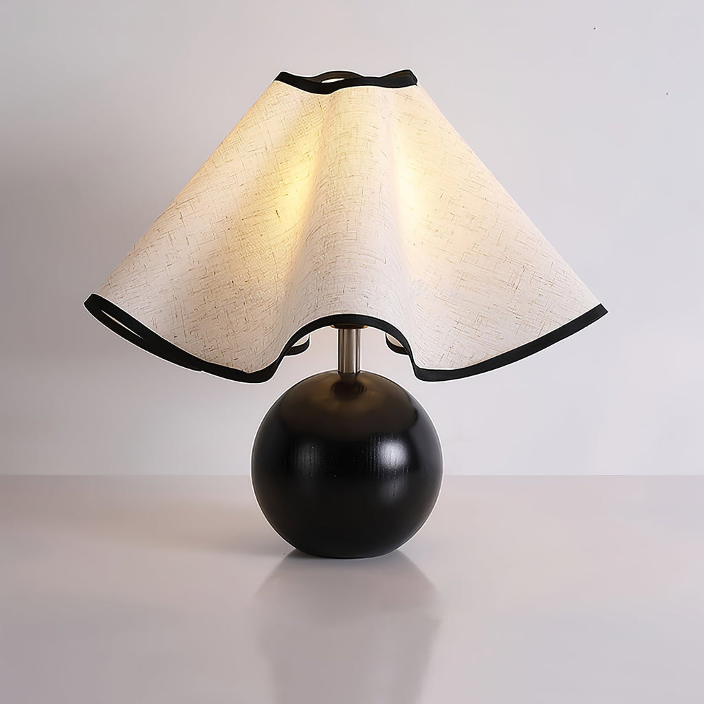 Lampada da tavolo Wavecrest con curva drappeggiata