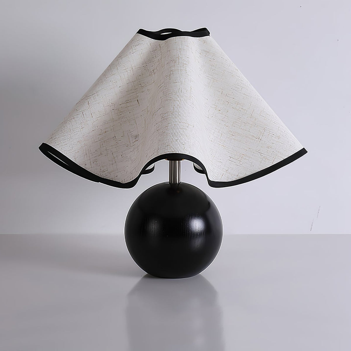 Lampada da tavolo Wavecrest con curva drappeggiata