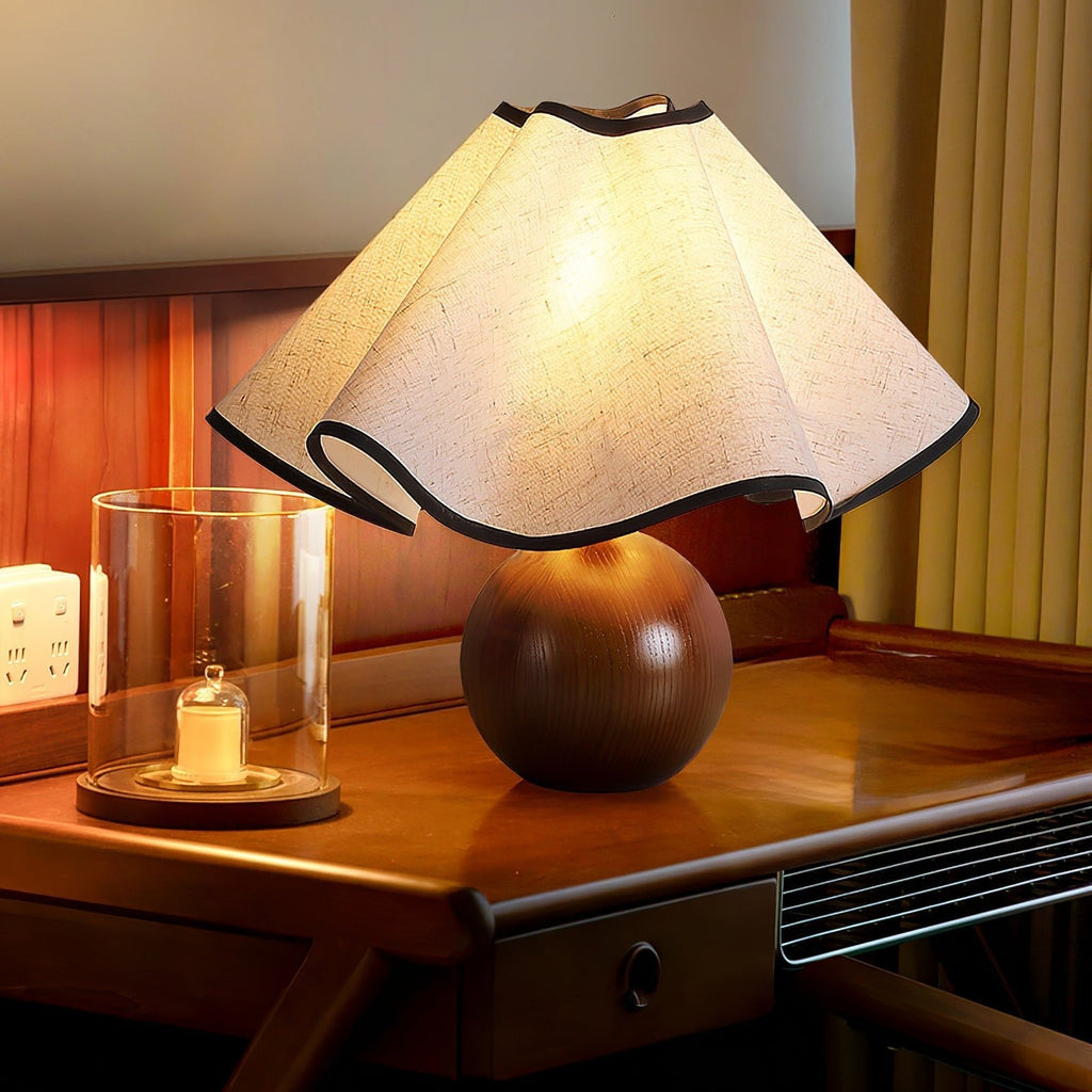 Lampada da tavolo Wavecrest con curva drappeggiata