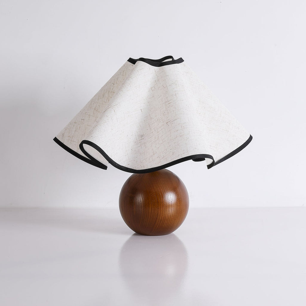 Lampada da tavolo Wavecrest con curva drappeggiata