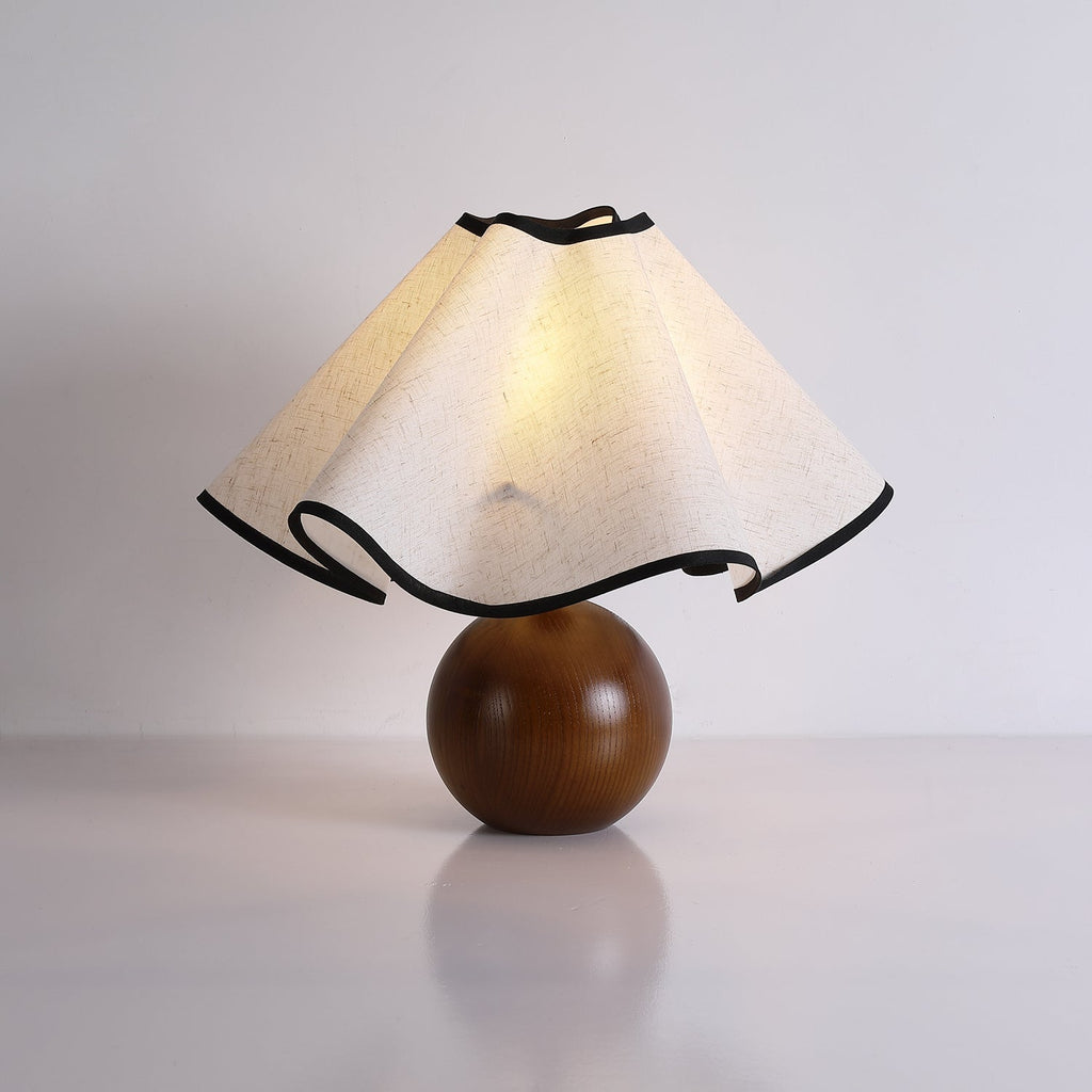 Lampada da tavolo Wavecrest con curva drappeggiata