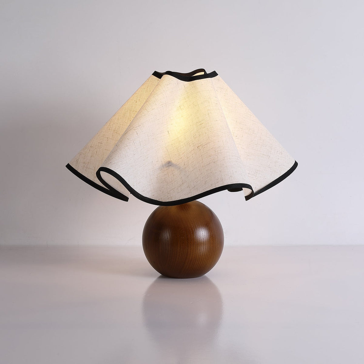 Lampada da tavolo Wavecrest con curva drappeggiata