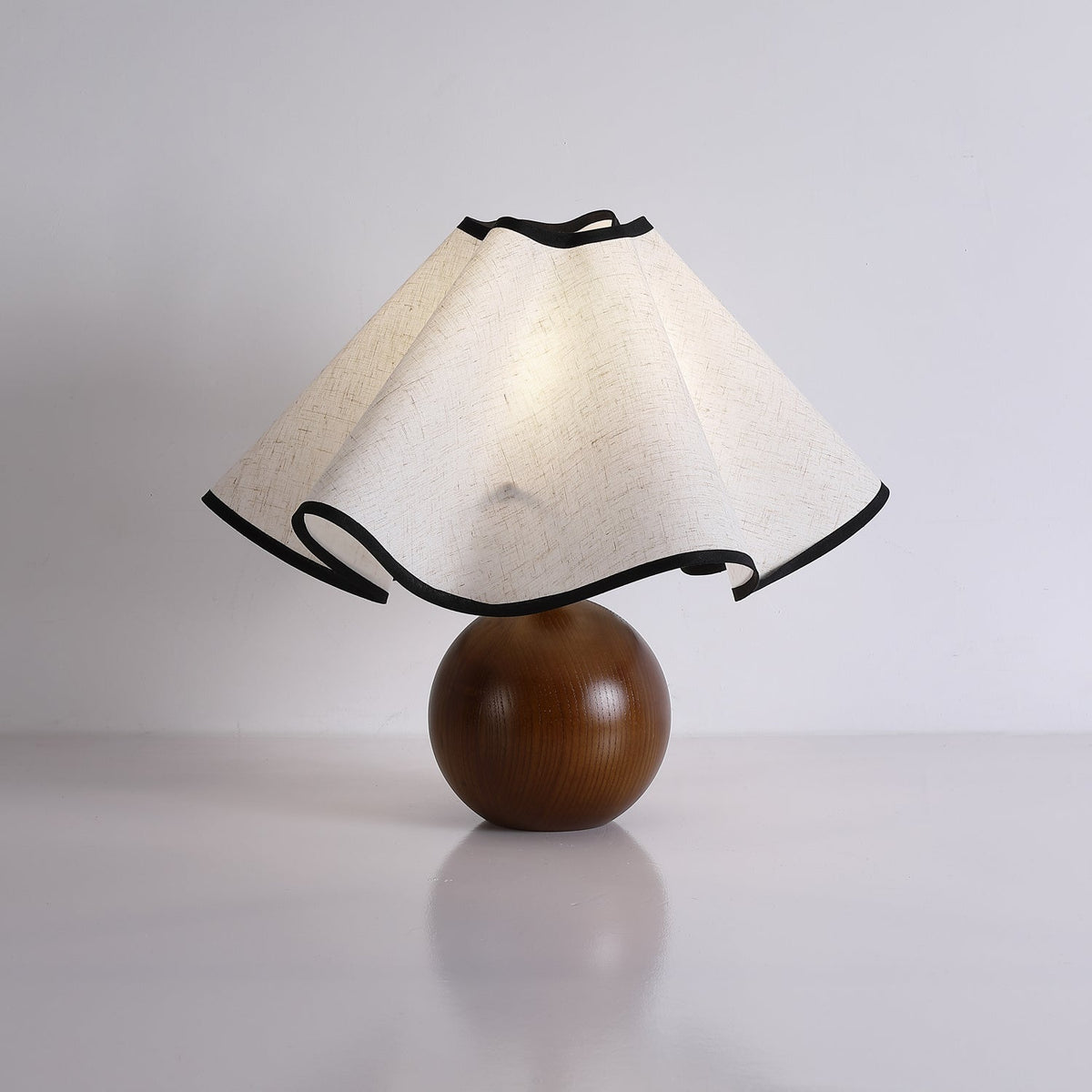 Lampada da tavolo Wavecrest con curva drappeggiata
