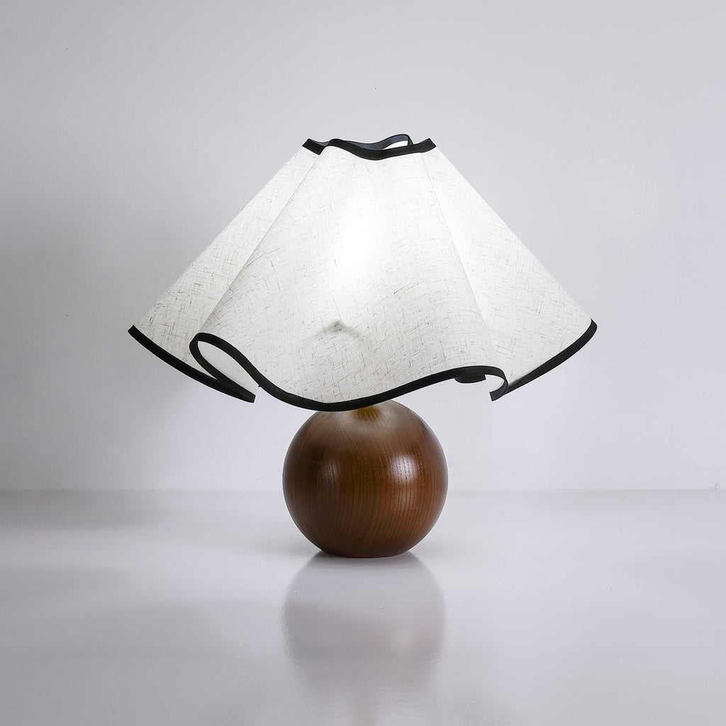 Lampada da tavolo Wavecrest con curva drappeggiata