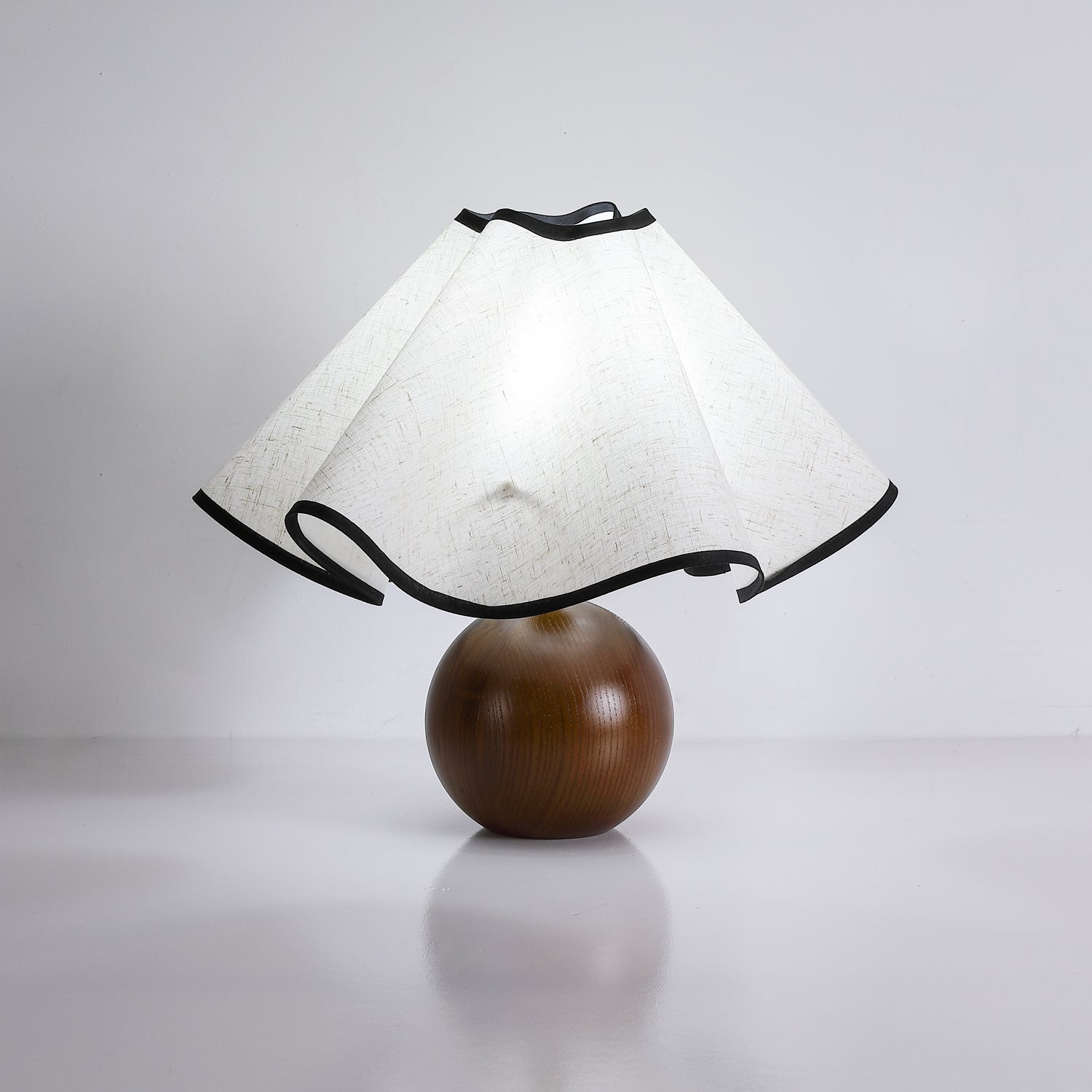 Lampada da tavolo Wavecrest con curva drappeggiata