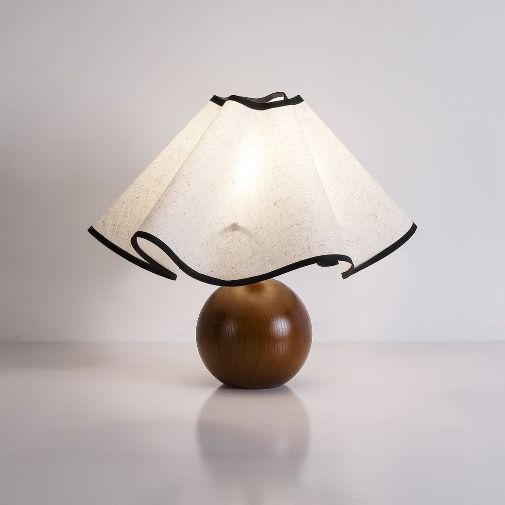 Lampada da tavolo Wavecrest con curva drappeggiata