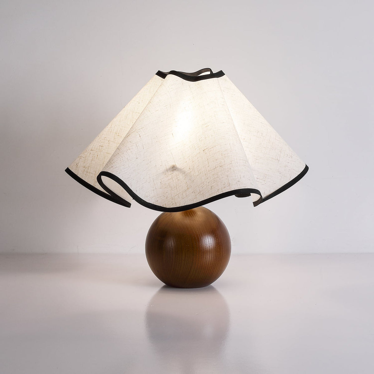 Lampada da tavolo Wavecrest con curva drappeggiata