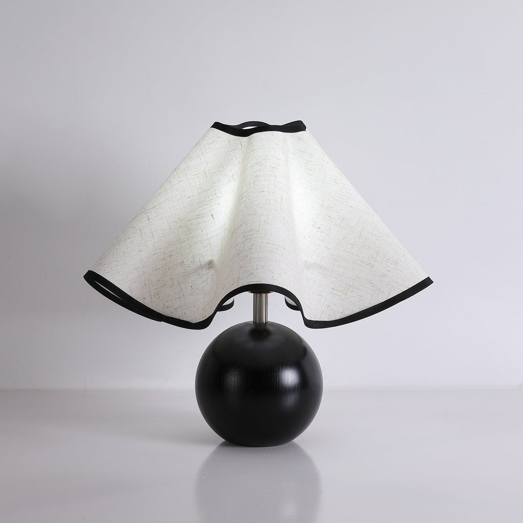 Lampada da tavolo Wavecrest con curva drappeggiata