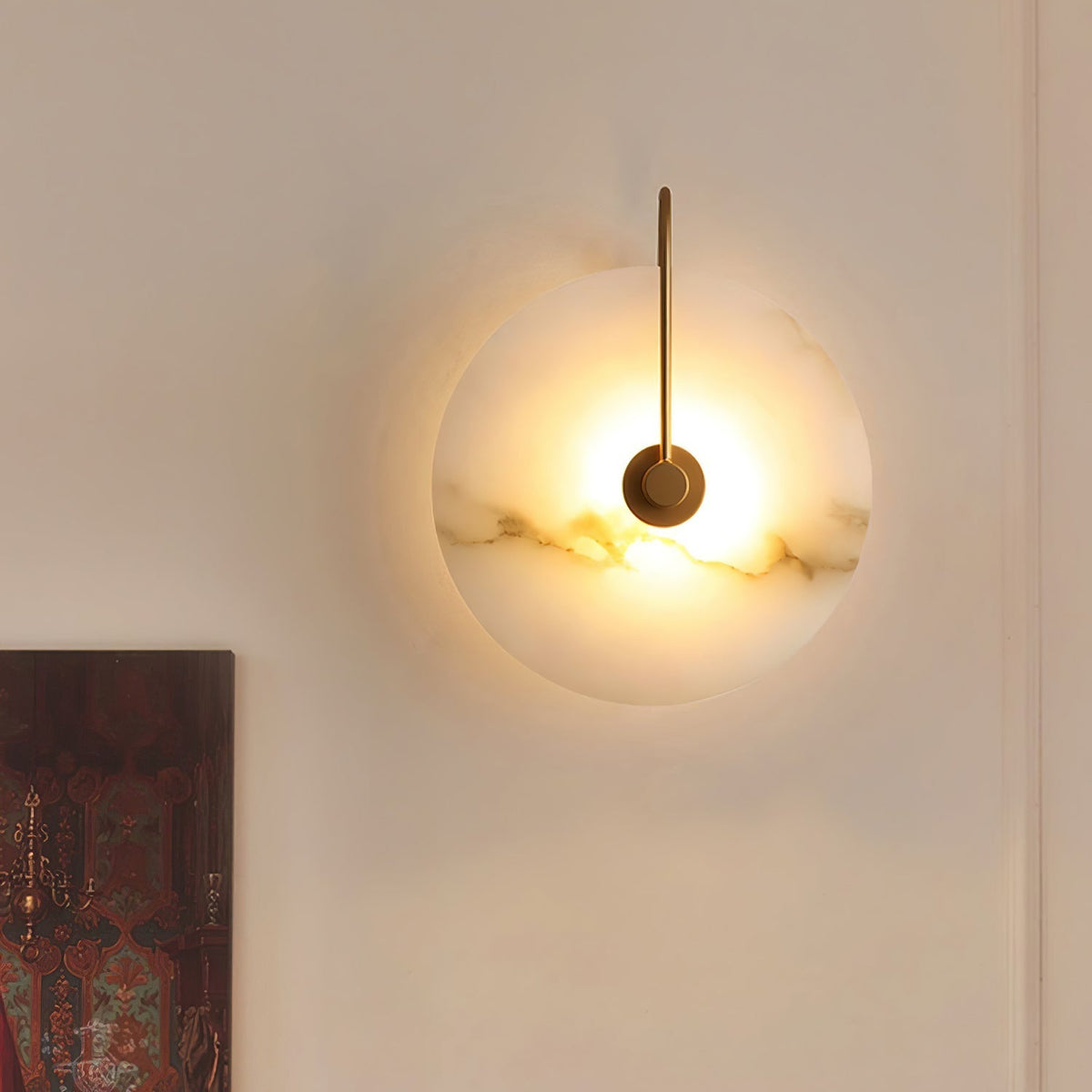 Kristy LED-vägglampa i alabaster — runt snöflingemönster, smal svart arm