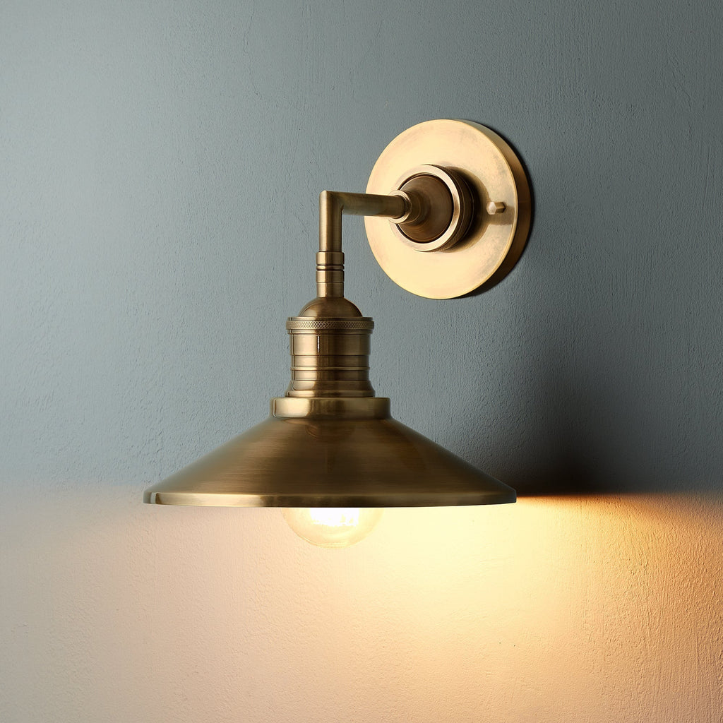 Applique da interno in ottone Isadora — paralume conico, lampadina a vista