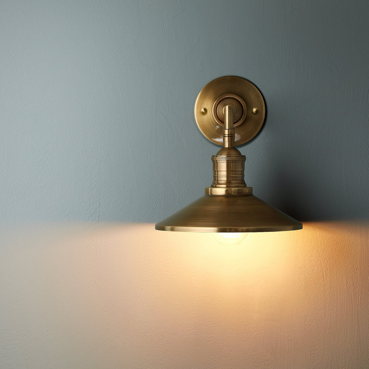 Applique da interno in ottone Isadora — paralume conico, lampadina a vista