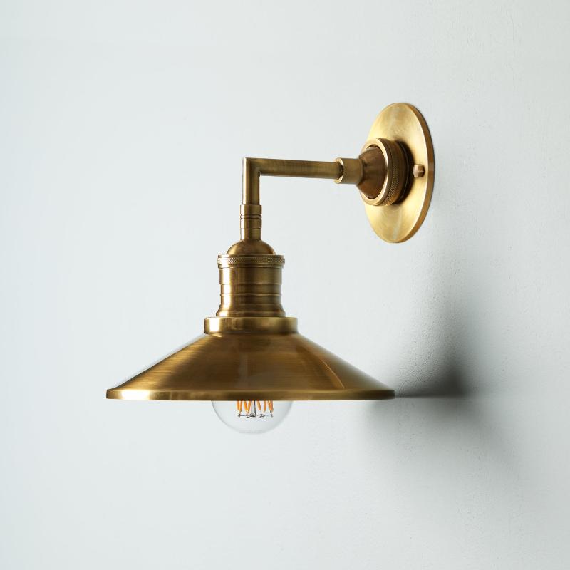 Applique da interno in ottone Isadora — paralume conico, lampadina a vista