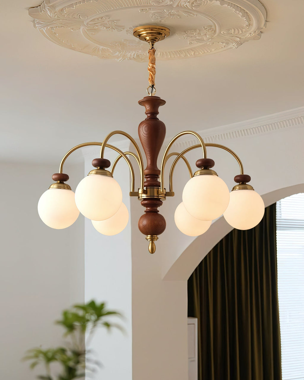 Πολυέλαιος Solara — κλασικός ξύλινος κορμός, ορειχάλκινες λεπτομέρειες, οπαλίζουσες γυάλινες αποχρώσεις