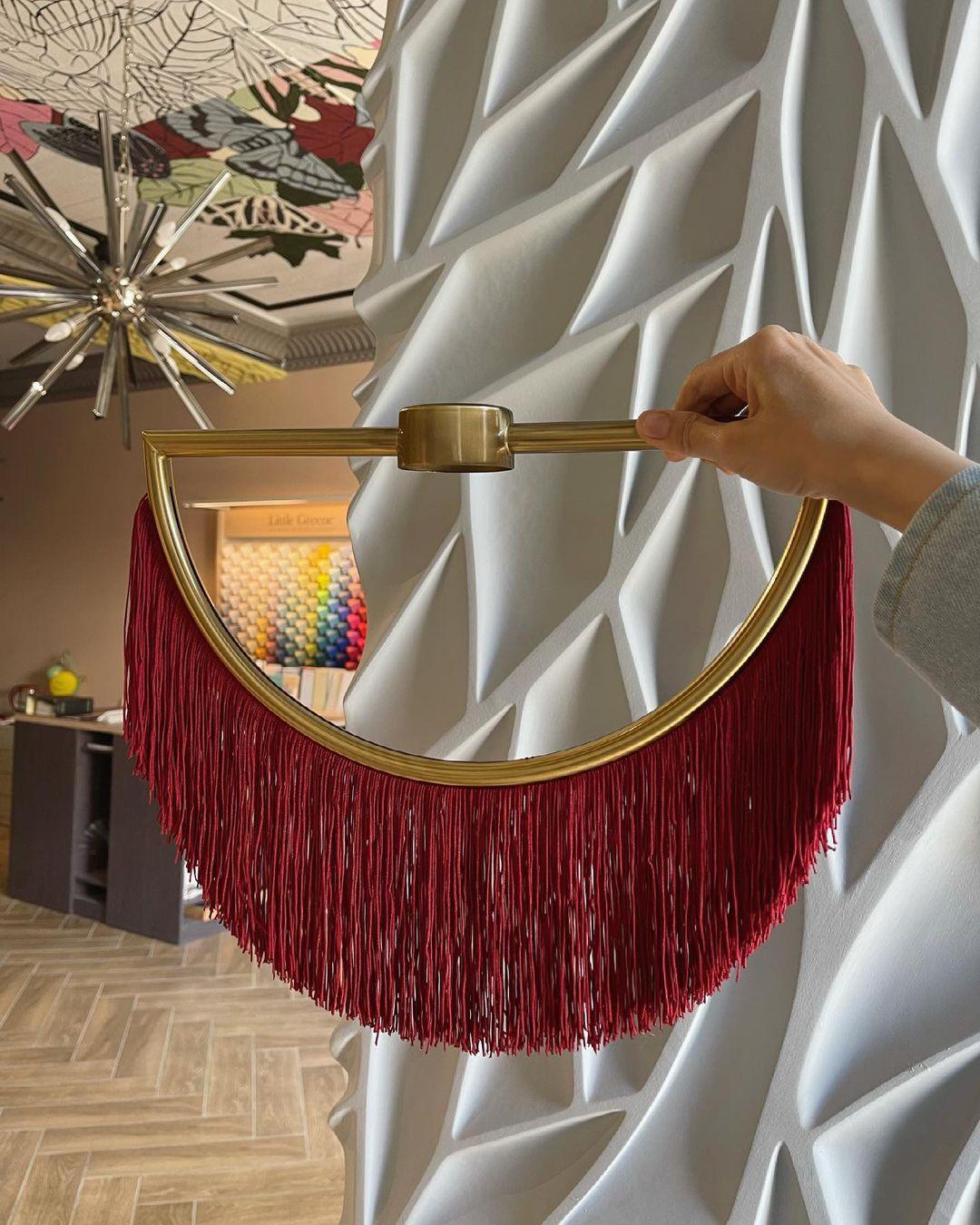 مصباح مُعلّق مزين بشُرّابات Wink — إطار ذهبي مصقول، كرة زجاجية بيضاء، ∅15” أو ∅23.6”، 8 ألوان