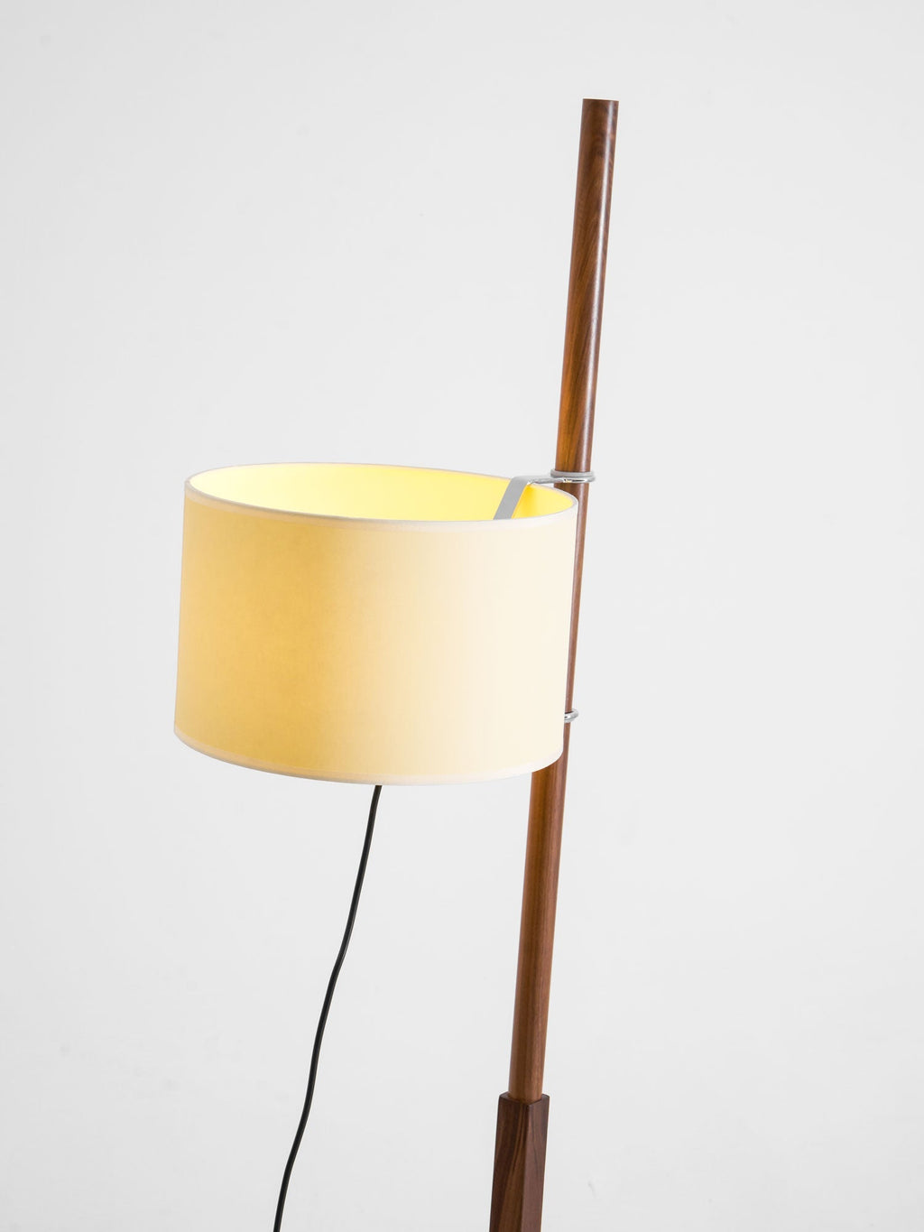 Dřevěná stojací lampa Tmm se snadnou montáží