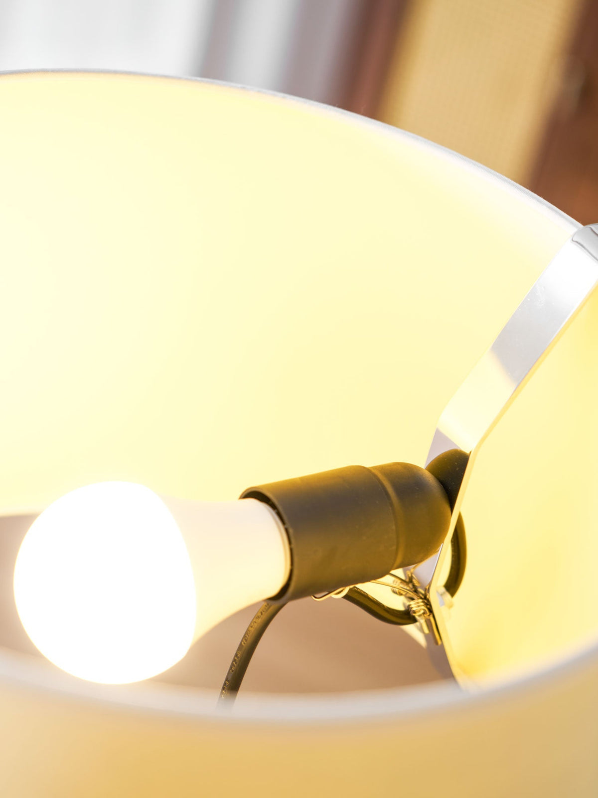Dřevěná stojací lampa Tmm se snadnou montáží