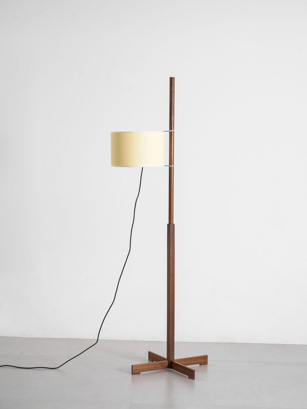 Dřevěná stojací lampa Tmm se snadnou montáží