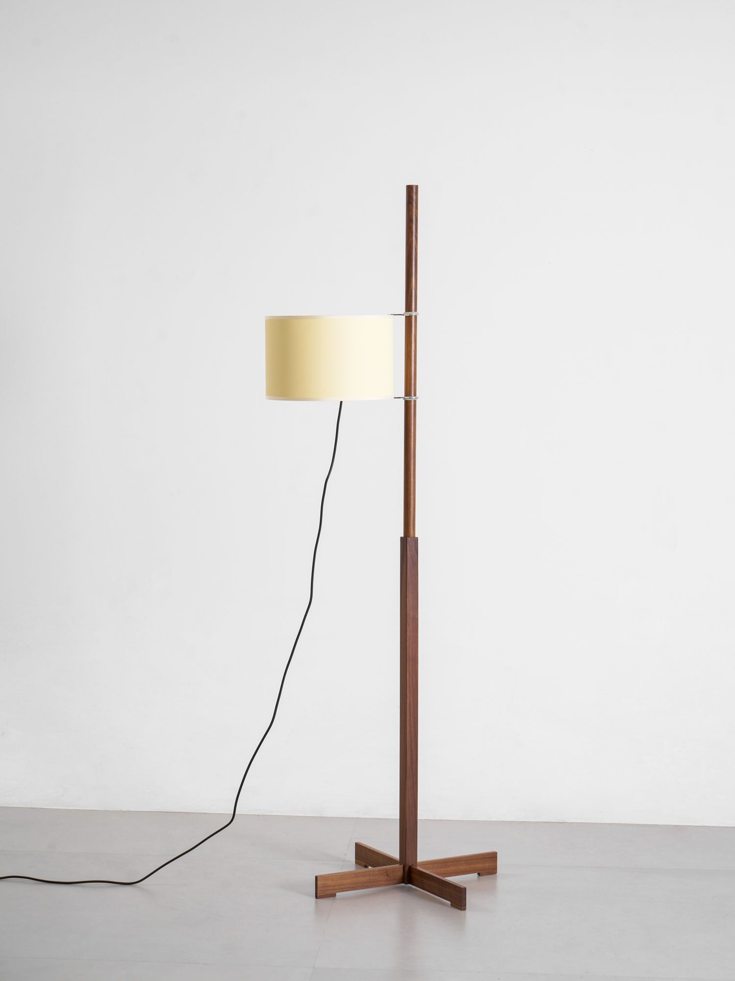 Dřevěná stojací lampa Tmm se snadnou montáží