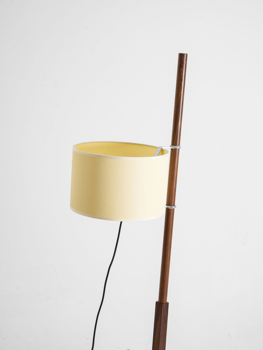 Dřevěná stojací lampa Tmm se snadnou montáží