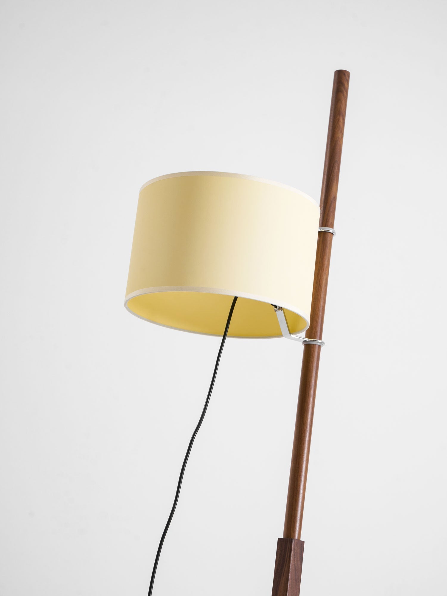 Dřevěná stojací lampa Tmm se snadnou montáží