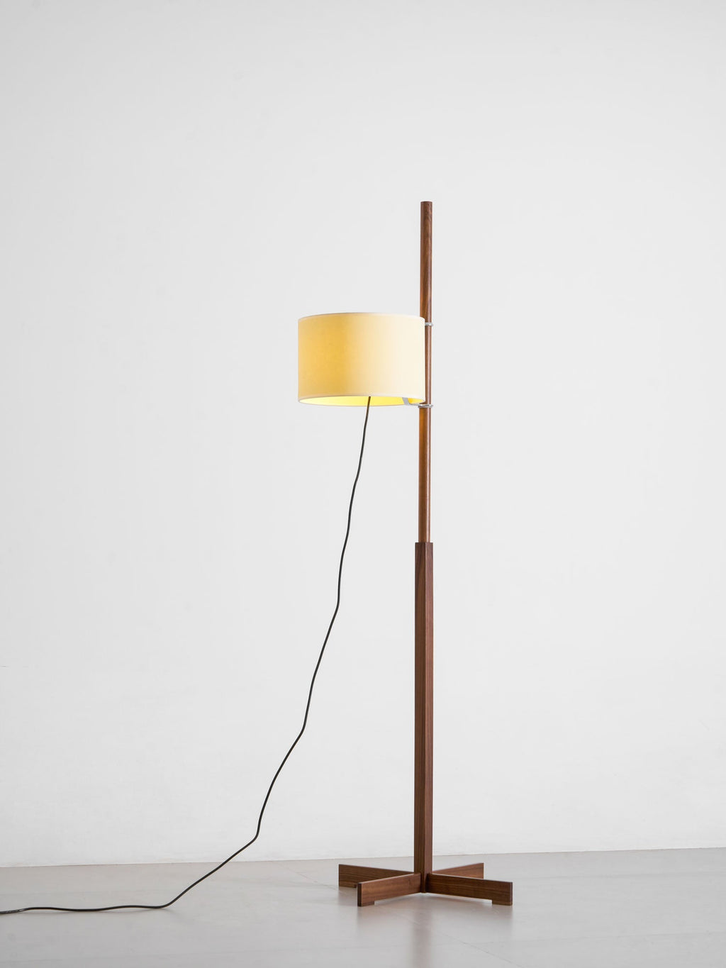 Dřevěná stojací lampa Tmm se snadnou montáží