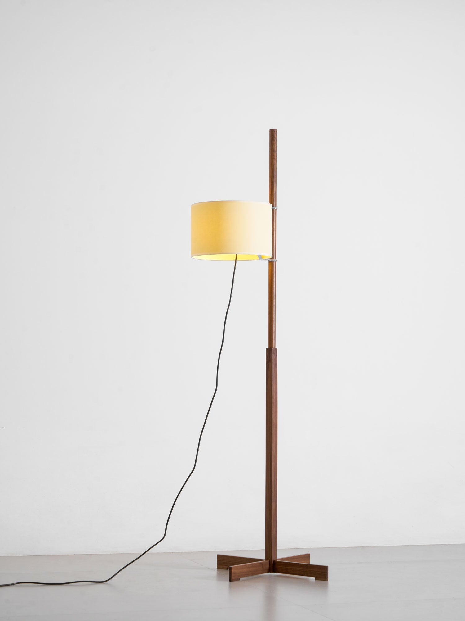 Dřevěná stojací lampa Tmm se snadnou montáží
