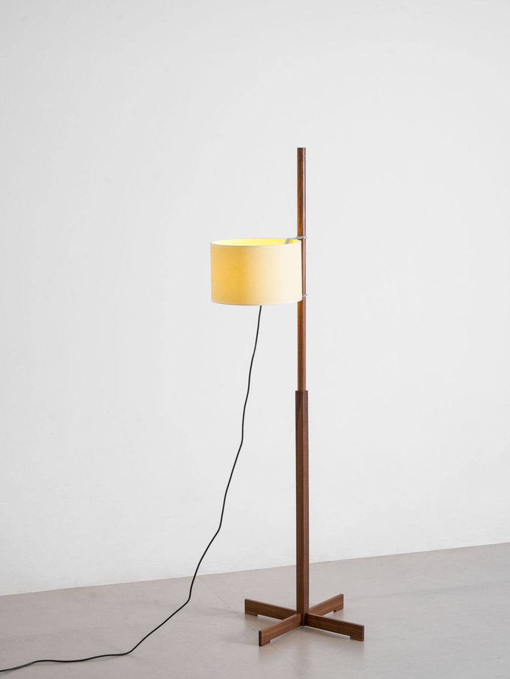 Dřevěná stojací lampa Tmm se snadnou montáží