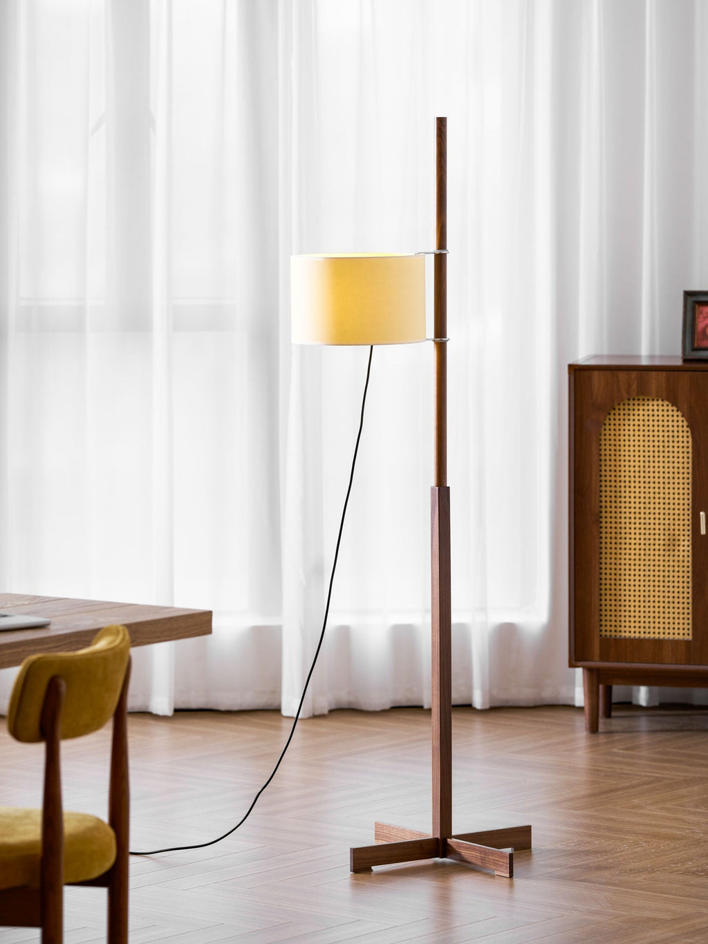 Dřevěná stojací lampa Tmm se snadnou montáží