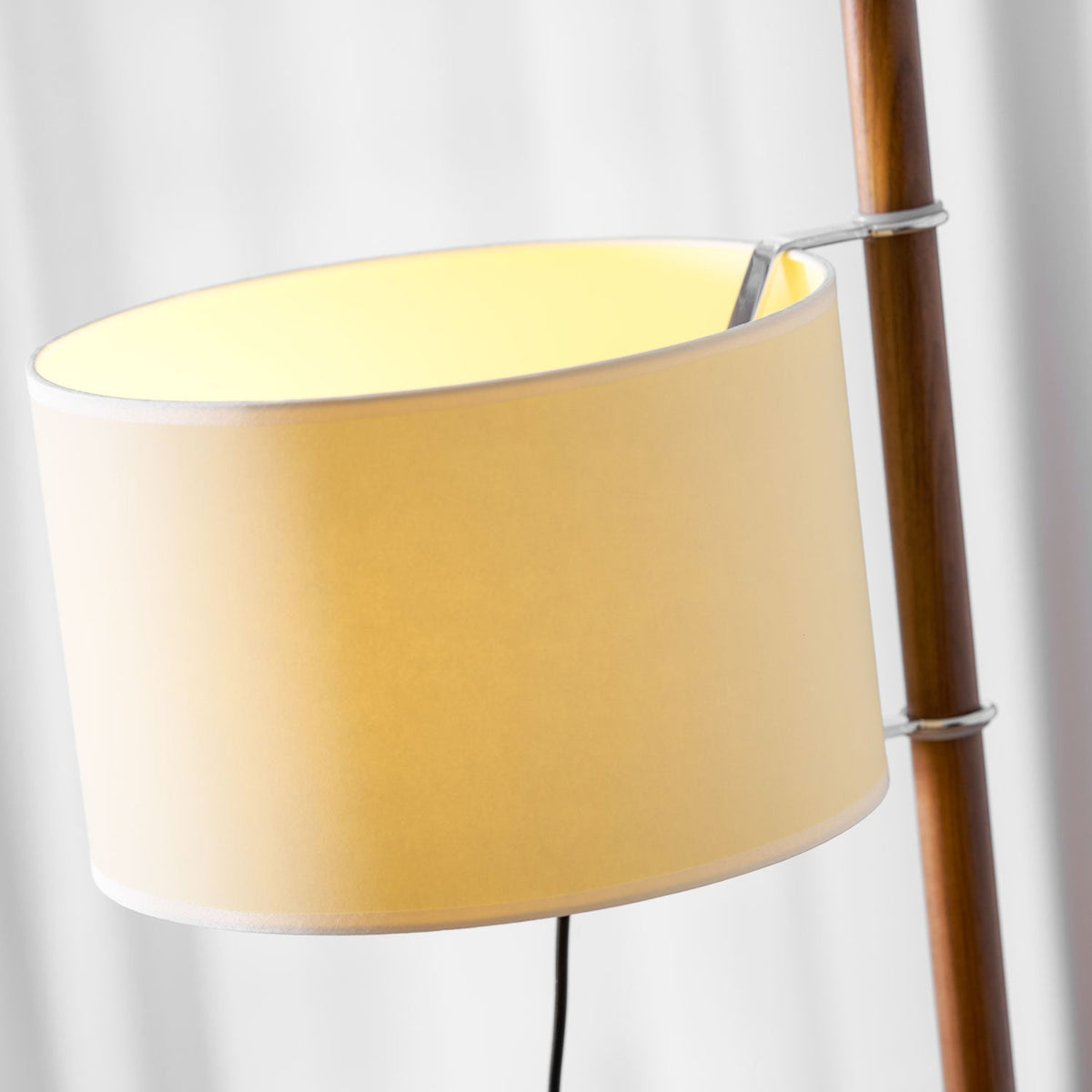 Dřevěná stojací lampa Tmm se snadnou montáží