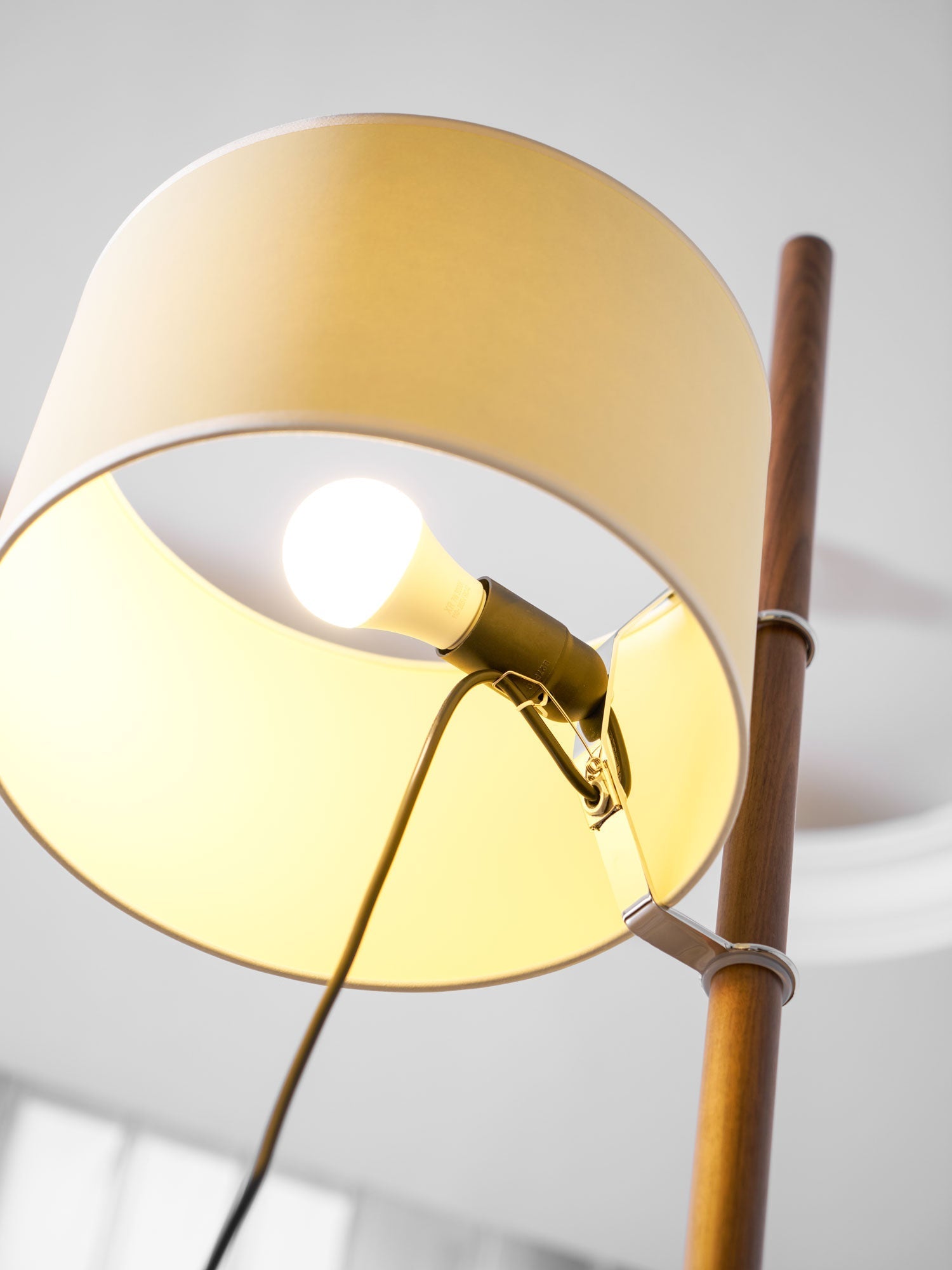 Dřevěná stojací lampa Tmm se snadnou montáží