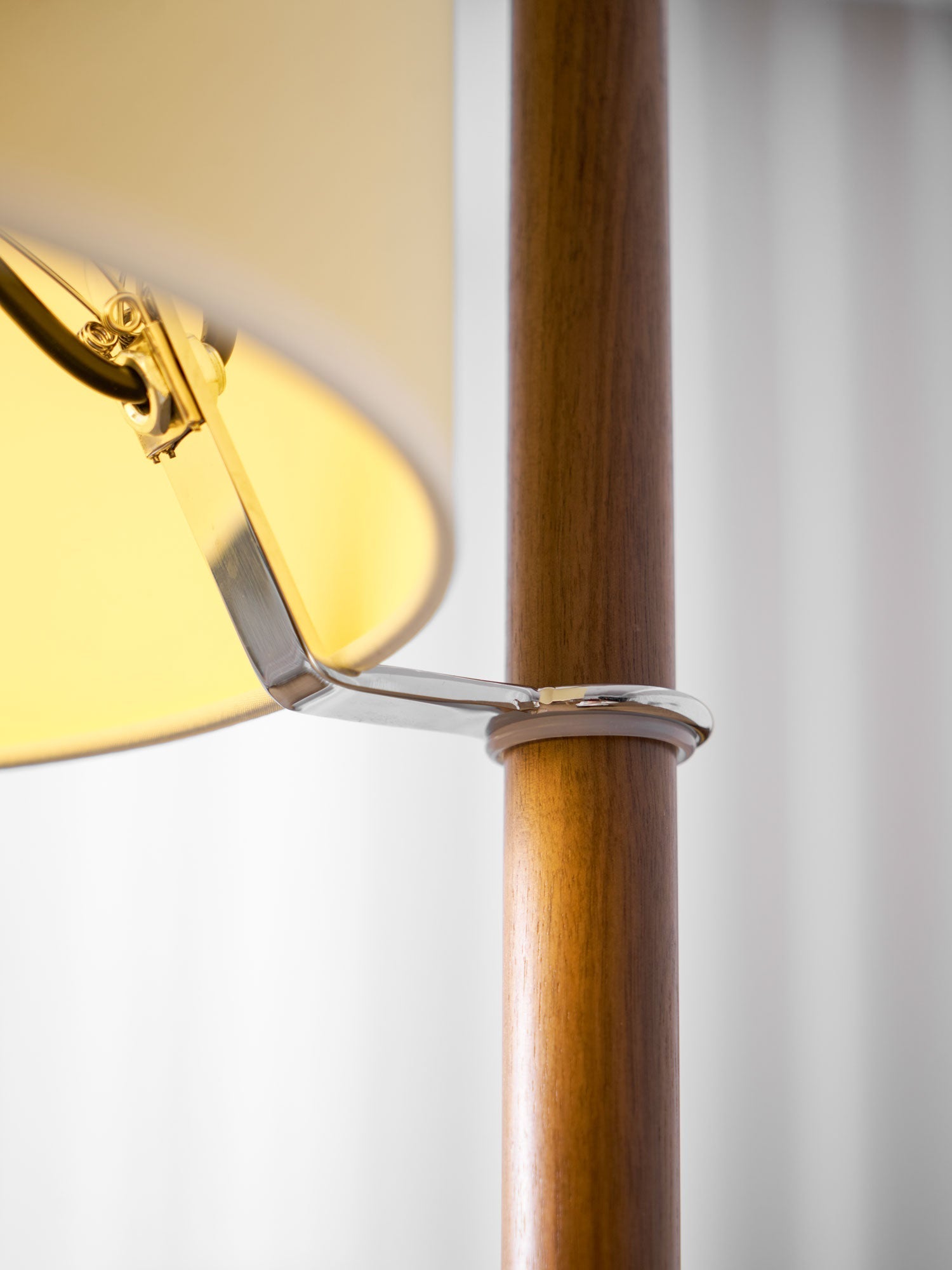 Dřevěná stojací lampa Tmm se snadnou montáží