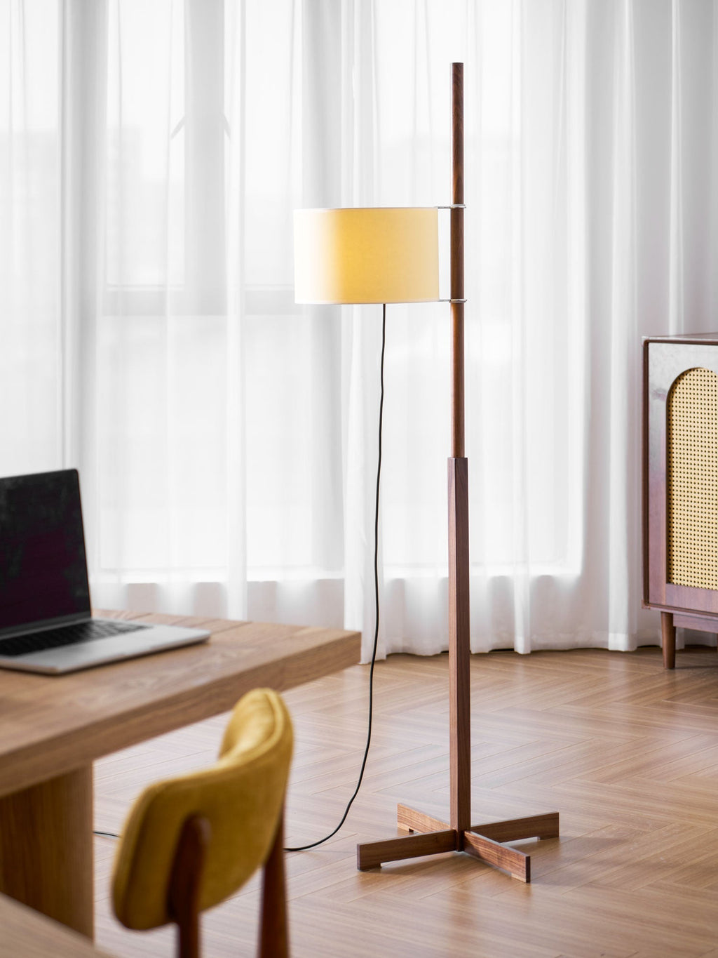 Dřevěná stojací lampa Tmm se snadnou montáží