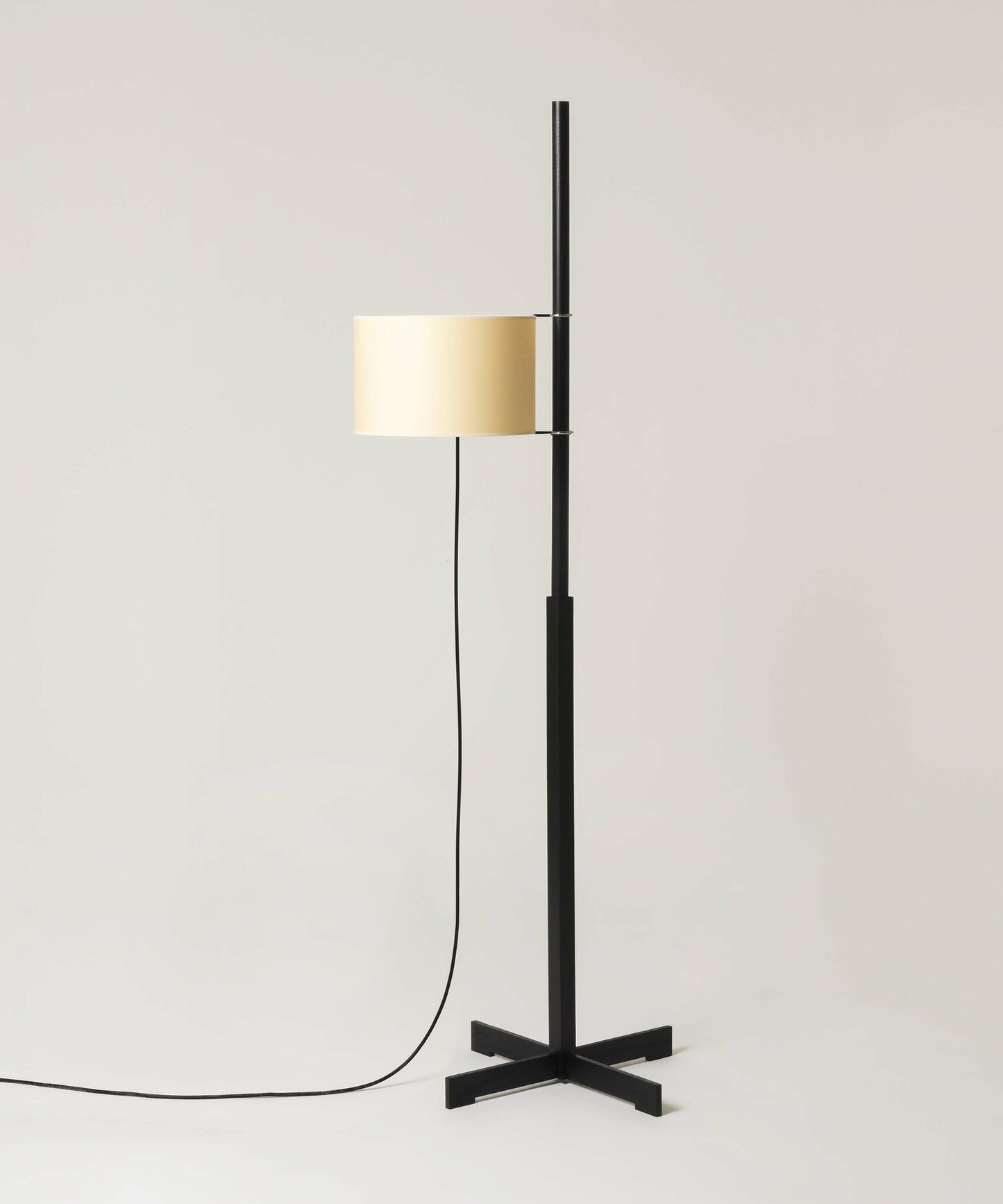 Dřevěná stojací lampa Tmm se snadnou montáží