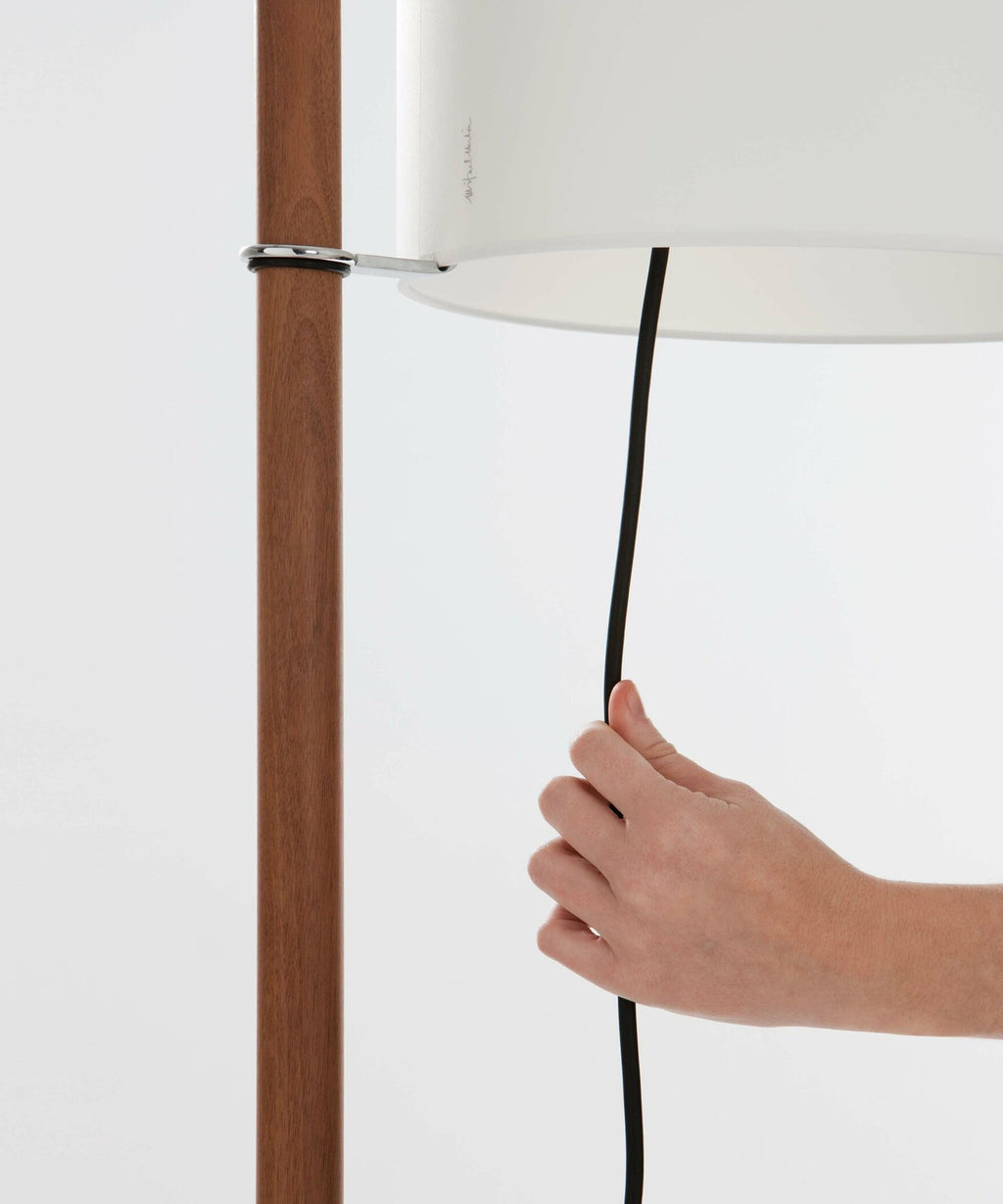 Dřevěná stojací lampa Tmm se snadnou montáží