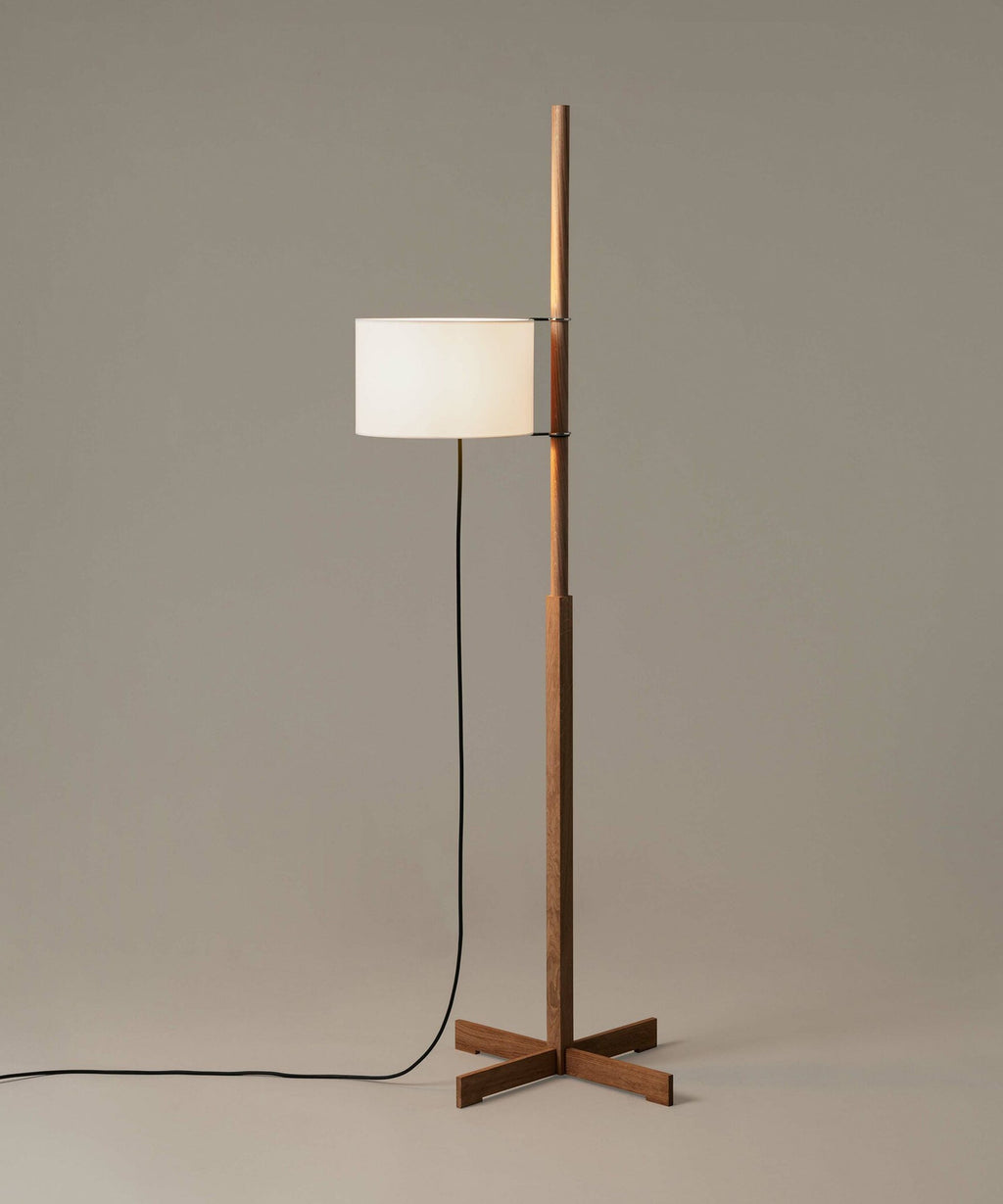 Dřevěná stojací lampa Tmm se snadnou montáží