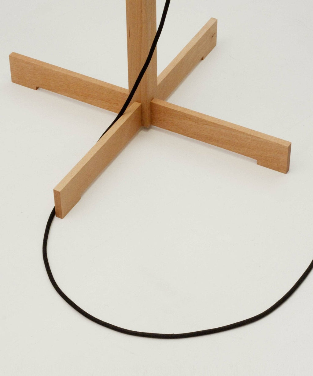Dřevěná stojací lampa Tmm se snadnou montáží