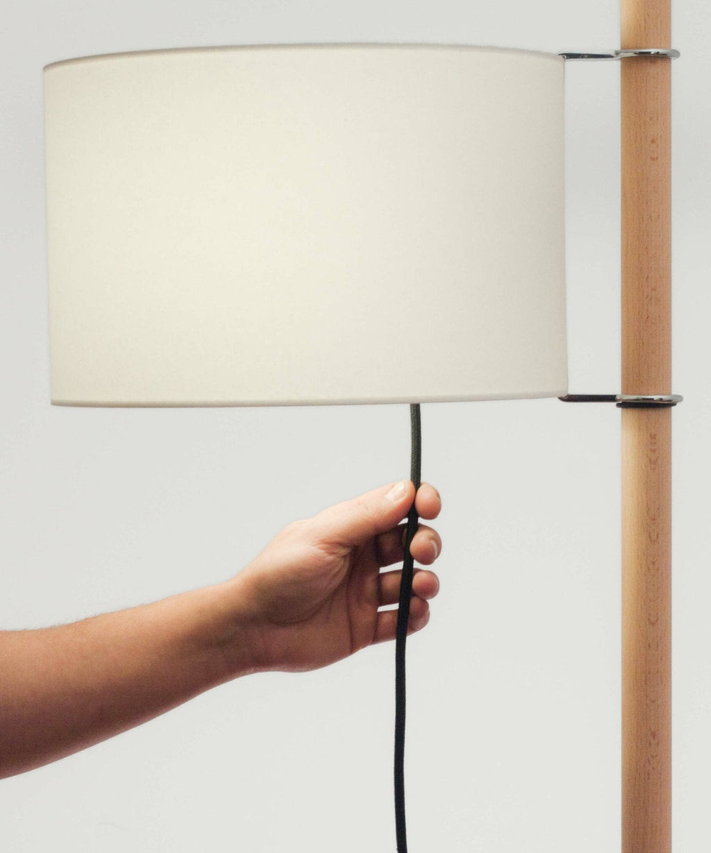 Dřevěná stojací lampa Tmm se snadnou montáží