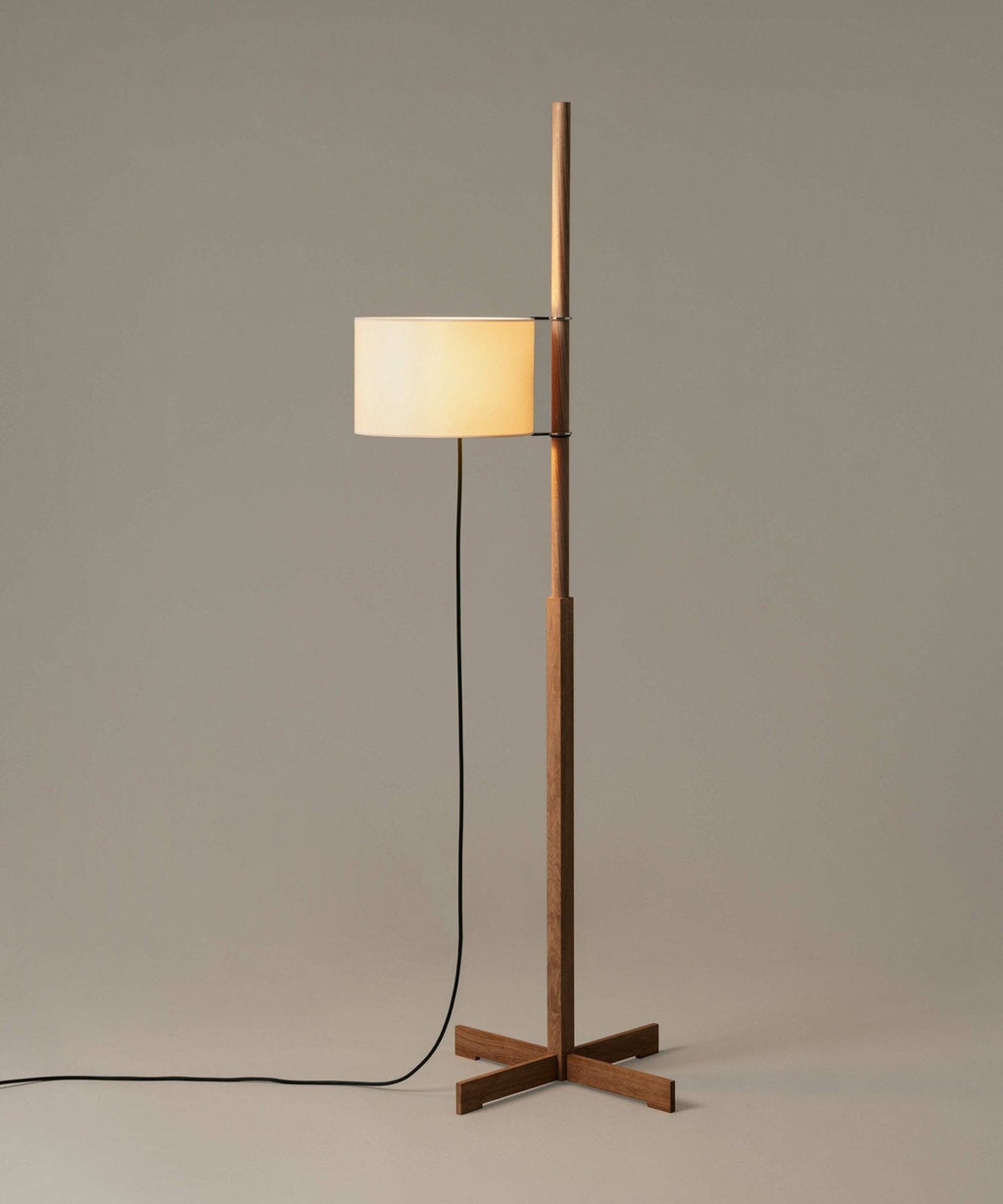 Dřevěná stojací lampa Tmm se snadnou montáží