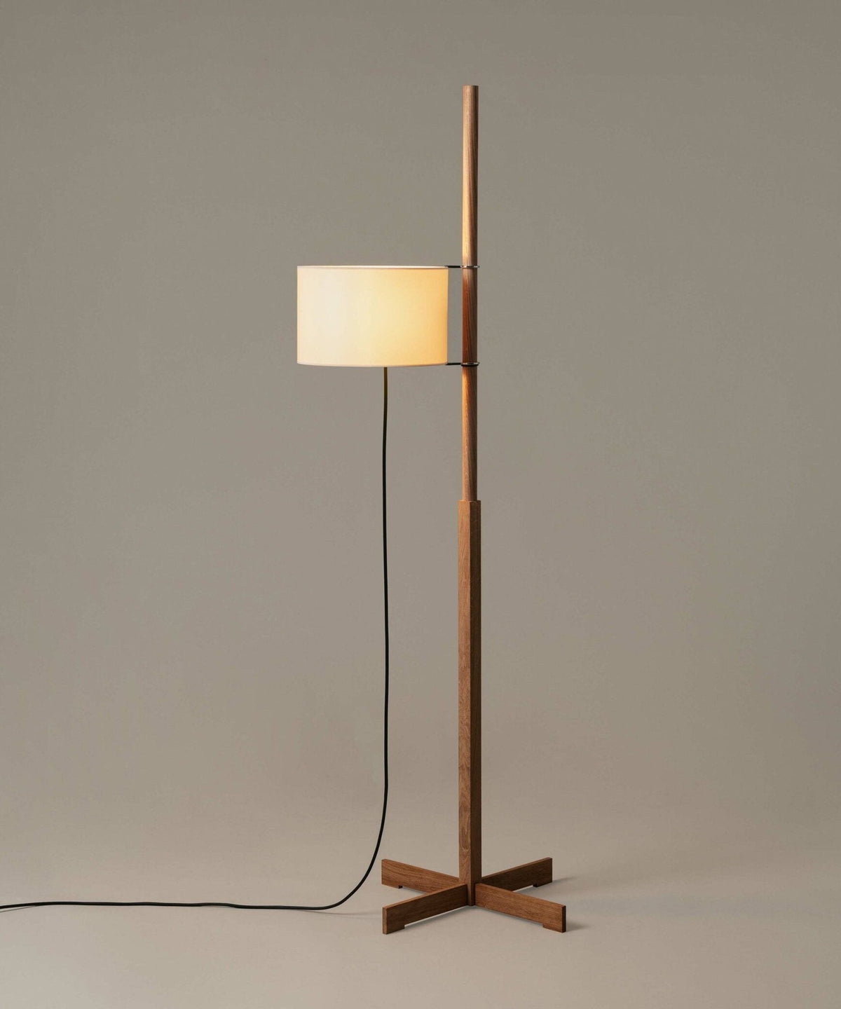 Dřevěná stojací lampa Tmm se snadnou montáží