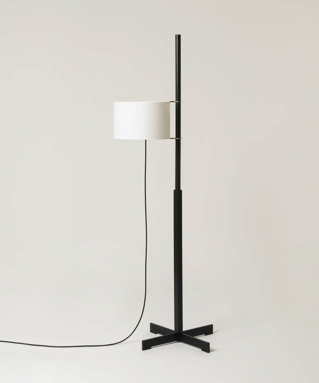 Dřevěná stojací lampa Tmm se snadnou montáží