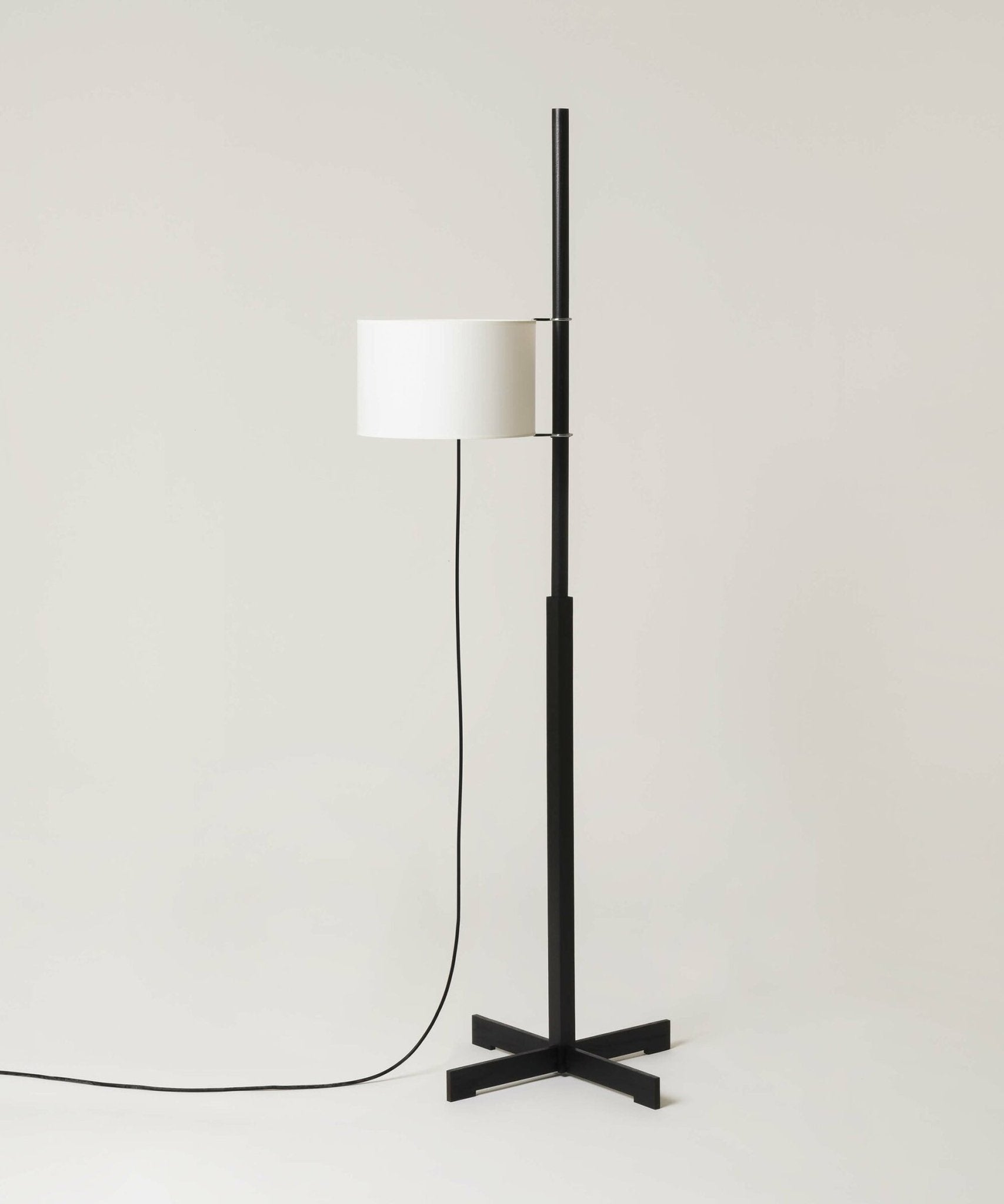 Dřevěná stojací lampa Tmm se snadnou montáží