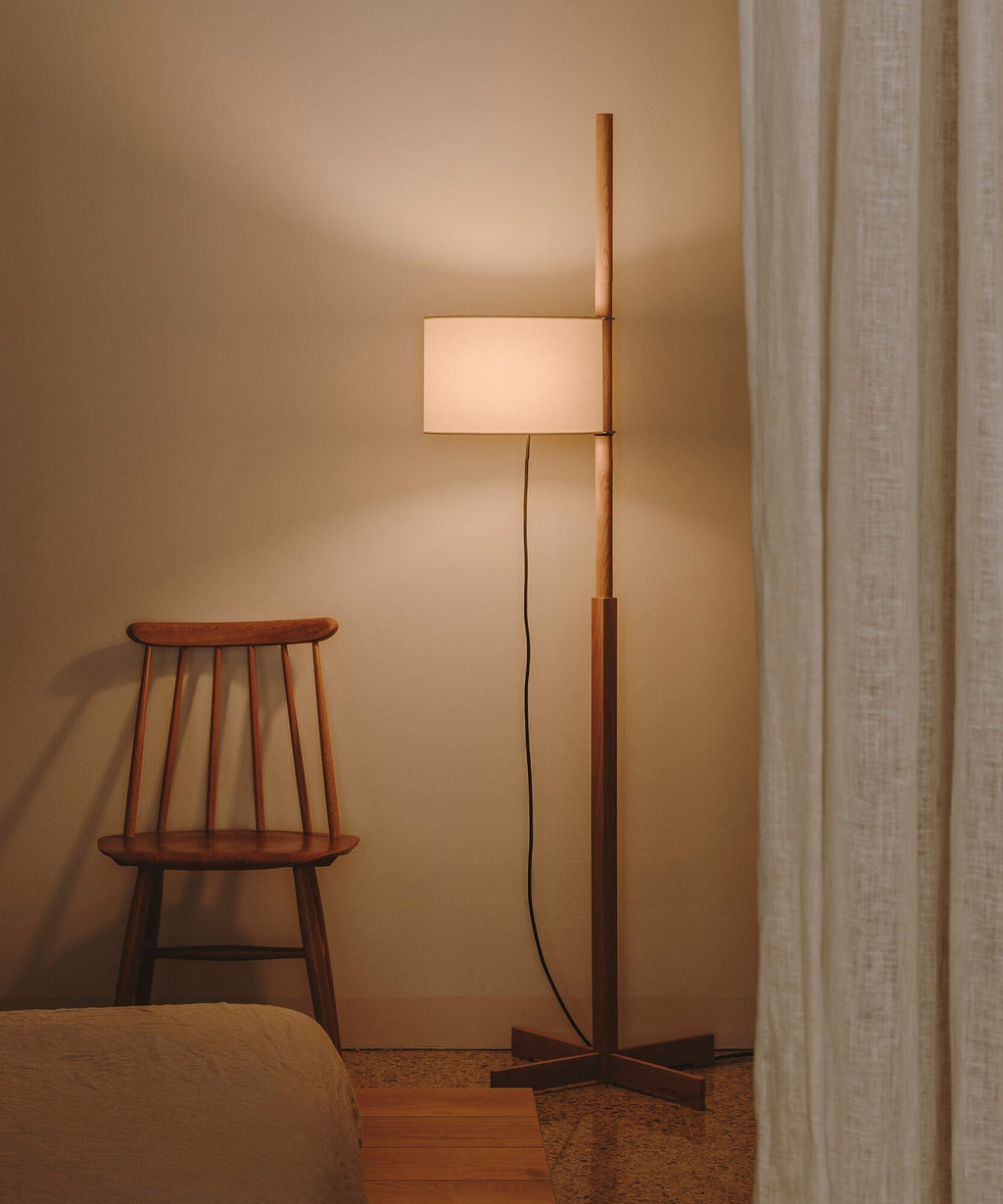Dřevěná stojací lampa Tmm se snadnou montáží