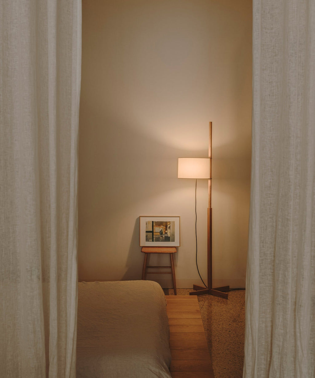Dřevěná stojací lampa Tmm se snadnou montáží